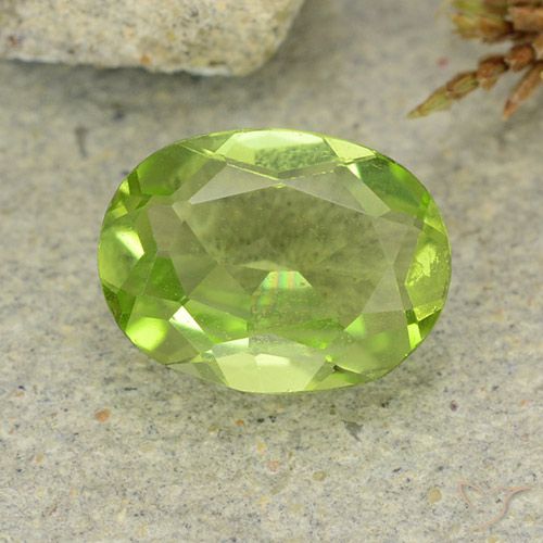 1.20カラットの天然ミディアムグリーンペリドット（8.1×6.1 mm・オーバルカット）