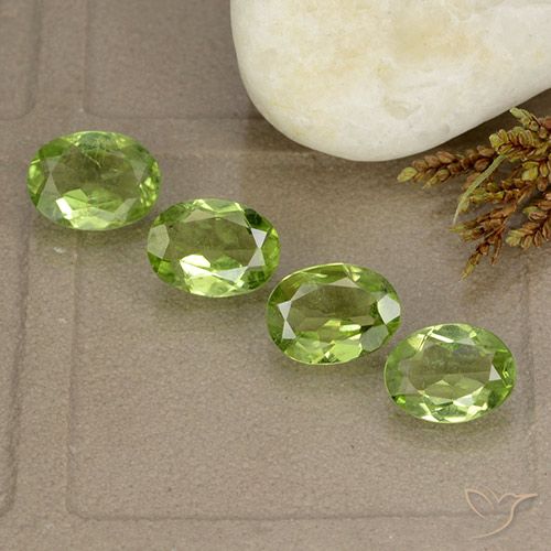Shop natural 4.15ct 薄いライブリーグリーン ペリドット gems, 楕円形, from 中国 at GemSelect. In stock, global shipping!