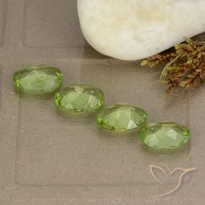 Shop natural 4.15ct 薄いライブリーグリーン ペリドット gems, 楕円形, from 中国 at GemSelect. In stock, global shipping!