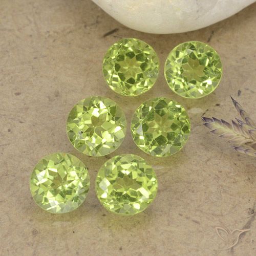 Shop natural 2.45ct 薄いライブリーグリーン ペリドット gems, ラウンド, from 中国 at GemSelect. In stock, global shipping!