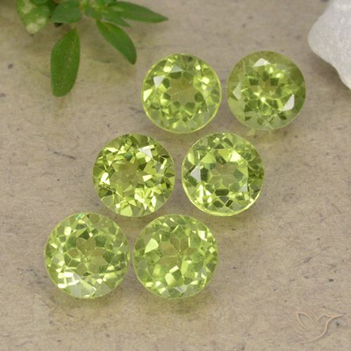 Shop natural 2.57ct 薄いライブリーグリーン ペリドット gems, ラウンド, from 中国 at GemSelect. In stock, global shipping!