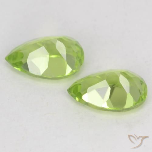 Shop natural 0.93ct 薄いライブリーグリーン ペリドット gems, 洋梨の形, from 中国 at GemSelect. In stock, global shipping!