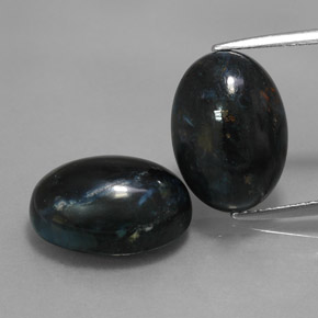 12.24カラットの天然黒ピーターサイト（14.1×10.2 mm・オーバルカット）