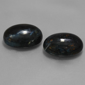 12.24カラットの天然黒ピーターサイト（14.1×10.2 mm・オーバルカット）