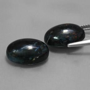 12.24カラットの天然黒ピーターサイト（14.1×10.2 mm・オーバルカット）