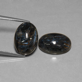 12.70カラットの天然黒ピーターサイト（14.1×10.2 mm・オーバルカット）