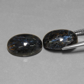 12.70カラットの天然黒ピーターサイト（14.1×10.2 mm・オーバルカット）