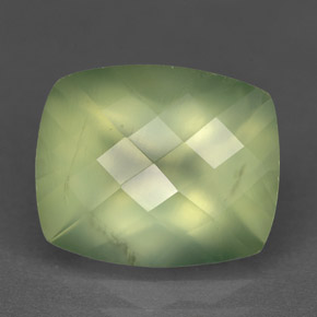 5.33カラットの天然Warm Green プレナイト（11.9×9.8 mm・透明）