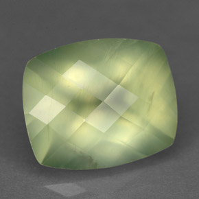 5.33カラットの天然Warm Green プレナイト（11.9×9.8 mm・透明）