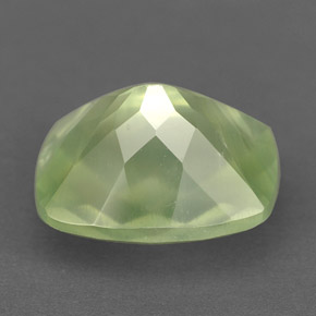 5.33カラットの天然Warm Green プレナイト（11.9×9.8 mm・透明）