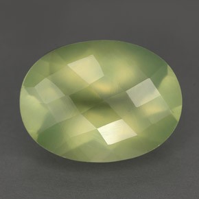 9.74カラットの天然グリーンプレナイト（16×12.1 mm・透明）