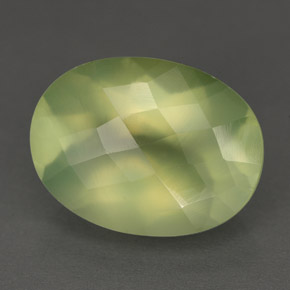 9.74カラットの天然グリーンプレナイト（16×12.1 mm・透明）