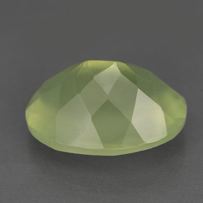 9.74カラットの天然グリーンプレナイト（16×12.1 mm・透明）