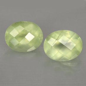 カラットの天然グリーンプレナイト（10×8.1 mm・透明）