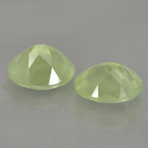 カラットの天然グリーンプレナイト（10×8.1 mm・透明）