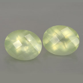 カラットの天然グリーンプレナイト（10×8.1 mm・透明）