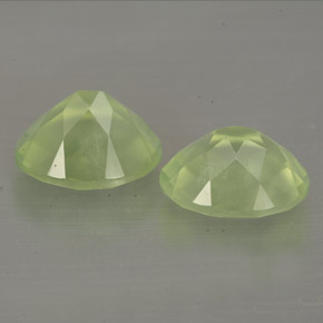 カラットの天然グリーンプレナイト（10×8.1 mm・透明）