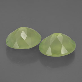 カラットの天然グリーンプレナイト（10×8.1 mm・透明）