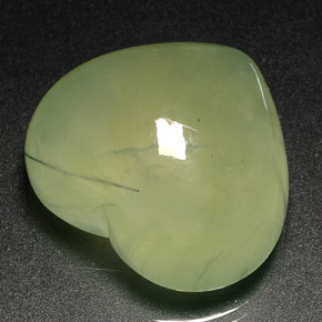 40.95カラットの天然ライムグリーンプレナイト（22×19.8 mm・透明）