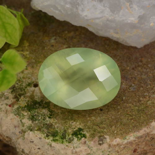 10.07カラットの天然Pale Pear Green プレナイト（15.8×11.9 mm・オーバルカット）