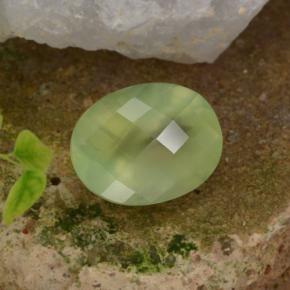 10.07カラットの天然Pale Pear Green プレナイト（15.8×11.9 mm・オーバルカット）