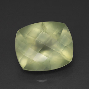 5.60カラットの天然グリーンプレナイト（11.9×10 mm・透明）