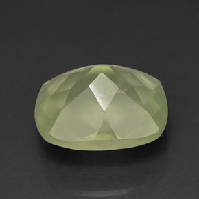 5.60カラットの天然グリーンプレナイト（11.9×10 mm・透明）