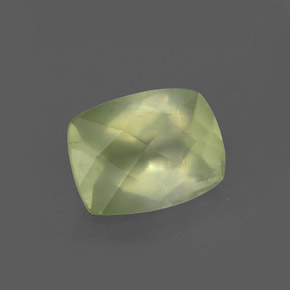 1.36カラットの天然グリーンプレナイト（8.1×6.1 mm・透明）