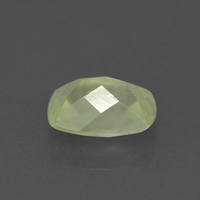 1.36カラットの天然グリーンプレナイト（8.1×6.1 mm・透明）