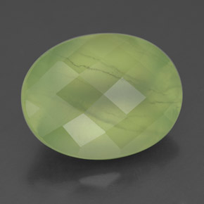 9.33カラットの天然グリーンプレナイト（15.7×12 mm・透明）