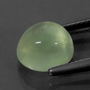 4.57カラットの天然グリーンプレナイト（9.7×8.3 mm・透明）