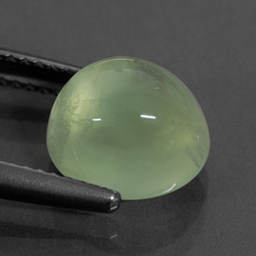4.57カラットの天然グリーンプレナイト（9.7×8.3 mm・透明）