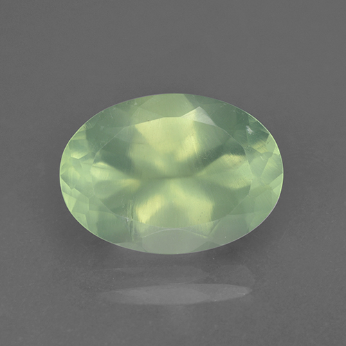 5.78カラットの天然Olive Green プレナイト（14×10 mm・オーバルカット）
