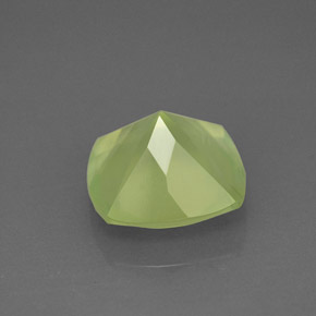 3.95カラットの天然グリーンプレナイト（10×10 mm・透明）