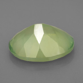 8.74カラットの天然グリーンプレナイト（16×12 mm・透明）
