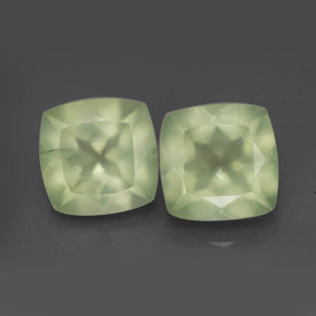 カラットの天然グリーンプレナイト（10.1×10 mm・透明）