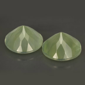 カラットの天然グリーンプレナイト（11.88 mm・透明）