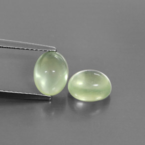 カラットの天然グリーンプレナイト（8.1×6.2 mm・オーバルカット）