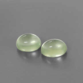 カラットの天然グリーンプレナイト（8.1×6.2 mm・オーバルカット）