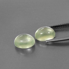 カラットの天然グリーンプレナイト（8.1×6.2 mm・オーバルカット）