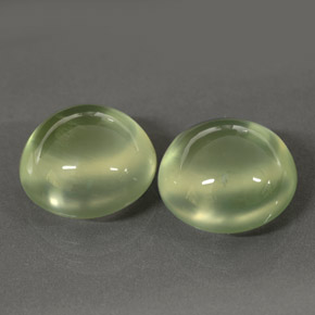カラットの天然グリーンプレナイト（10.02 mm・透明）