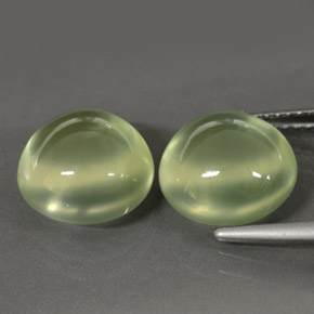 カラットの天然グリーンプレナイト（10.02 mm・透明）