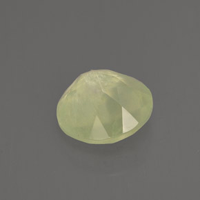 1.89カラットの天然グリーンプレナイト（8.00 mm・透明）