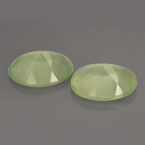 カラットの天然グリーンプレナイト（13.9×10 mm・透明）