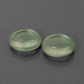 カラットの天然グリーンプレナイト（9×7.1 mm・透明）