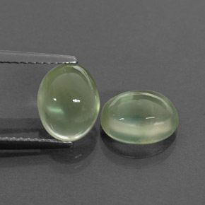 カラットの天然グリーンプレナイト（9×7.1 mm・透明）