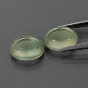 カラットの天然グリーンプレナイト（9×7.1 mm・透明）