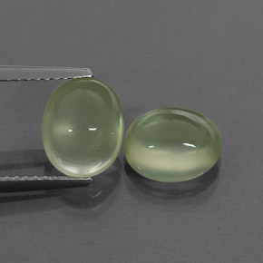 カラットの天然グリーンプレナイト（8.8×7.2 mm・透明）