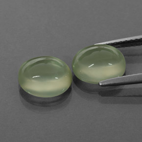 カラットの天然グリーンプレナイト（8.8×7.2 mm・透明）
