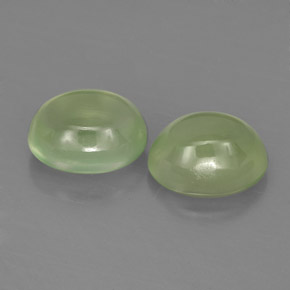 カラットの天然グリーンプレナイト（9×7.2 mm・透明）